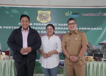 Christna Silaban PPL desa Kuta Gugung foto bersama dengan Bupati Dairi dan Kadis Pertanian dan Kpp Dairi.(Nawasenanews/Ist)