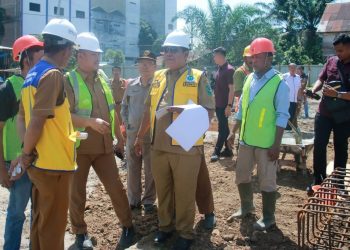 Bupati Simalungun saat meninjau pembangunan Kantor Camat Bandar di kota Perdagangan. ( Nawasenanews/ Ist)