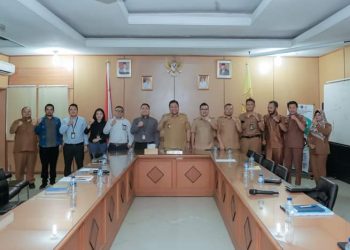 Bupati Dairi Eddy Berutu saat menerima tim dari Bank Sumut Cabang Sidikalang yang dipimpin Edy Primsa B.( Nawasenanews/Ist)