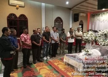 Kombes ( Pol) Dr Maruli Siahaan dan PPSD saat menyatakan rasa berdukanya atas kepergian Pdt.Rosannaria Siahaan untuk selama lamanya.(nawasenanews/Ist)