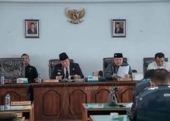 Bupati Dairi saat menyampaikan nota jawaban atas pemandangan umum 8 fraksi pada Sidang Paripurna DPRD Dairi yang dipimpin Ketua DPRD Sabam Sibarani. (nawasenanews/Ist)