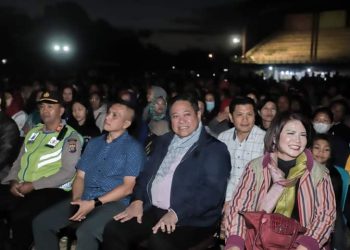 Bupati Dairi dan istri saat mengikuti KKR bersama Pdt Stephen Tong. (Nawasenanews/ Ist)