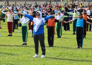 dr Susanti bersama anak anak sekolah senam sehat dalam rangkaian acara Gebyar Sekolah Sehat Kota Pematang Siantar. ( Nawasenanews/ Ist)