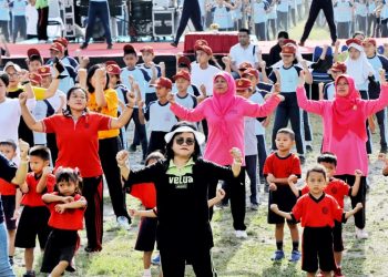 Bunda Paud bersama para pelajar senam massal dalam rangka memeriahkan gerakan Gebyar Sekolah Sehat di Kabupaten Simalungun yang diselenggarakan Dinas Pendidikan Kabupaten Simalungun.( Nawasenanews com/ Ist)