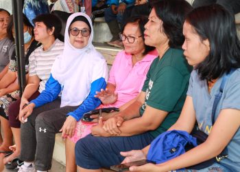 dr Susanti meninjau kegiatan jumpa Lisa dan Pelayanan KTP Digital di Lapangan Horbo. ( Nawasenanews.com/ Ist)