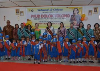 Bunda Paud Dairi foto bersama para bunda Paud se Kecamatan Sumbul serta siswa Paud Dolok Tolong.( Nawasenanews/ Ist)