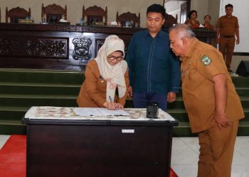 Wali Kota Pematang Siantar dr Susanti menandatangani berita acara persetujuan Ranperda Pertanggungjawaban APBD TA 2022 menjadi Perda disaksikan Wakil Ketua DPRD Ronald Tampubolon.( Nawasenanews/ Ist)