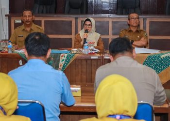 Wali Kota Pematang Siantar dr Susanti memberi arahan dalam rapat pembahasan akan digelarnya Gempita Kemerdekaan menyambut HUT Kemerdekaan RI. (Nawasenanews/Ist)