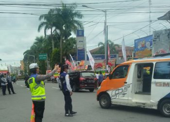 Keterangan foto : Kasat Lantas Polres Pematang Siantar AKP Relina Lumban Gaol, S.Sos saat pengamanan lalu lintas di jl. Merdeka. (Nawasenanews.com/AS)