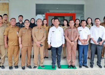 Bupati Simalungun foto bersama pegawai administrator KEK Sei Mangkei.(Nawasenanews.com/ Ist)