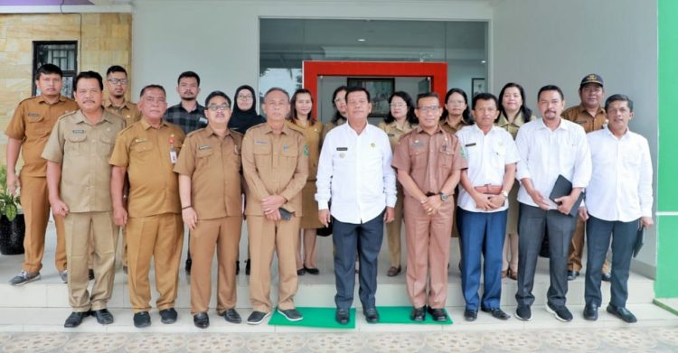 Bupati Simalungun foto bersama pegawai administrator KEK Sei Mangkei.(Nawasenanews.com/ Ist)