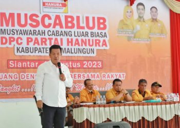 Bupati Simalungun memberikan kata sambutan saat menghadiri Muscablub Partai Hanura Kabupaten Simalungun. (Nawasenanews.com/Ist)