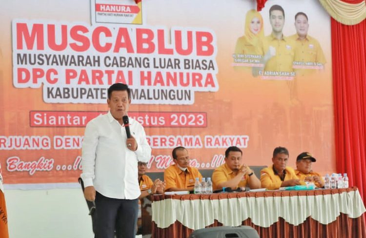 Bupati Simalungun memberikan kata sambutan saat menghadiri Muscablub Partai Hanura Kabupaten Simalungun. (Nawasenanews.com/Ist)