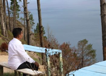 Bupati Simalungun menikmati indahnya panorama Danau Toba dari Lokasi Wisata Sippan. (Nawasenanews.com/Ist)