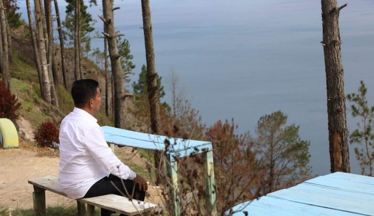 Bupati Simalungun menikmati indahnya panorama Danau Toba dari Lokasi Wisata Sippan. (Nawasenanews.com/Ist)