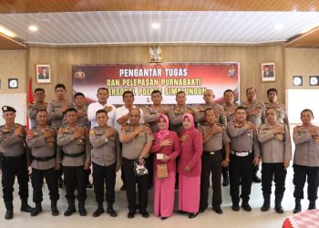 Para anggota Polres Simalungun yang mendapat Pengantar Tugas dan Purnabakti mengambil momen foto bersama usai pelaksanaan acara yang dipimpin Kapolres Simalungun AKBP Ronald FC Sipayung.( Nawasenanews.com/ Ist)