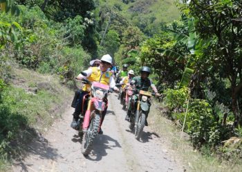 Bupati Simalungun dan istri bersama rombongan menyusuri pinggiran Danau Toba antara Salbe ke Haranggaol lebih kurang 12 KM yang akan diperbaiki dengan anggaran Rp57 M. ( Nawasenanews.com/ Ist )