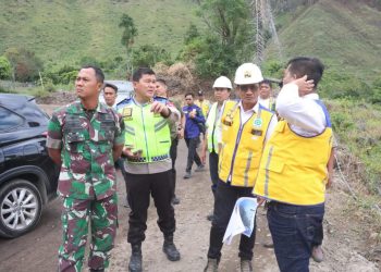 Kapolres Simalungun bersama Forkopimda memonitoring pembangunan jalan lingkar Danau Toba, dari Salbe hingga Haranggaol.( Nawasenanews.com/ Ist)