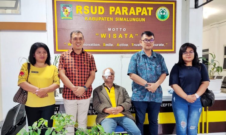 Marlon Simbolon warga Kabupaten Samosir sukses jalani operasi Katarak yang masih perdana dilakukan RSUD Parapat. ( Nawasenanews.com/ Ist)