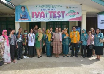 Tim PKK Provsu foto bersama ketua TP PKK Dairi Ny.Romy Simarmata Eddy Berutu saat evaluasi IVA Test di Lae Parira,Dairi. ( nawasenanews.com/ Ist)