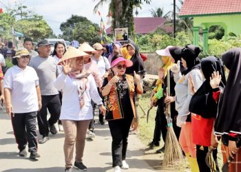 Camat Panombeian Panei mendampingi Ketua TP PKK saat meninjau lokasi Marharoan Bolon (gotong royong ).(nawasenanews.com/ Ist)