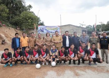 Bupati Dairi membuka turnamen bola Volly di Gunung Sitember. (Nawasenanews.com/ Ist)