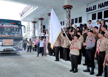 Bupati Simalungun Radiapoh Hasiholan Sinaga selaku Ketua Majelis Pembimbing Cabang Gerakan Pramuka, memberangkatkan kontingen Kwartir Cabang (Kwarcab) Gerakan Pramuka untuk mengikuti Raimuna Nasional di Cibubur Jakarta Timur. ( Nawaeenanews.com/ Ist)