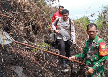 Kapolres Simalungun AKBP Ronald FC Sipayung, SH SIK MH bersama Tim Penanganan Kebakaran Hutan dan Lahan (Karhutla) melaksanakan patroli gabungan titik-titik bekas terjadinya Karhutla di wilayah Simalungun. (Nawasenanews.com/ Ist)