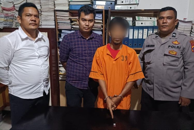 Polisi Polsek Raya Kahean menangkap tersangka RY pemilik sabu sabu di Bah Bulian. (Nawasenanews.com/ Ist)