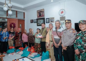 Bupati Dairi memberikan tali asih kepada para veteran dalam rangka memperingati HUT RI. (Nawasenanews.com/ Ist)