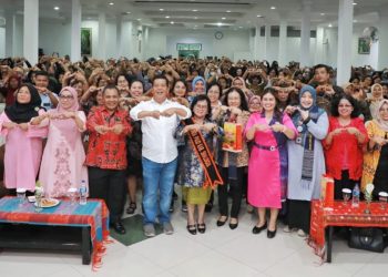 Bupati Simalungun dan Bunda Paud serta Kadis pendidikan dan istri bersama para guru yang mengikuti sosialisasi transisi Paud ke SD.