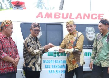 H.Girun menyerahkan kunci mobil ambulans yang dihibahkan kepada kecamatan Bandar dan bandar tinggi kepada Wakil Bupati Simalungun untuk dipergunakan sebagaimana mestinya.