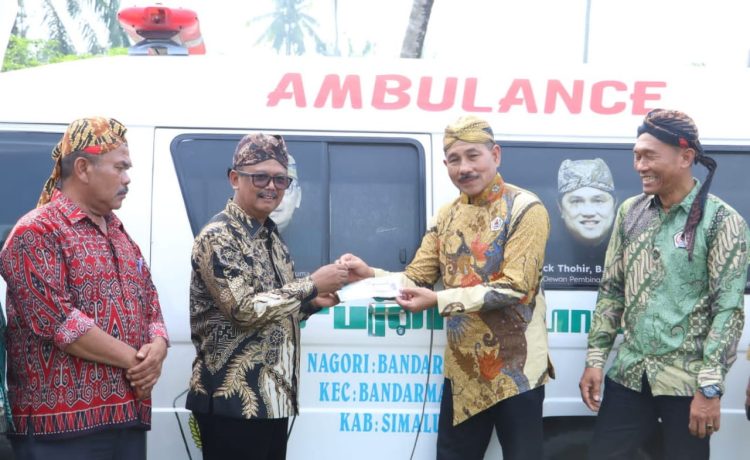 H.Girun menyerahkan kunci mobil ambulans yang dihibahkan kepada kecamatan Bandar dan bandar tinggi kepada Wakil Bupati Simalungun untuk dipergunakan sebagaimana mestinya.