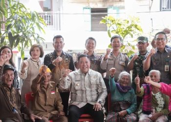 Bupati Dairi Eddy Berutu menyambangi veteran dan janda veteran sebagai bagian dari peringatan Hari Veteran yang jatuh pada 10 Agustus lalu. (Nawasenanews.com/ Ist)