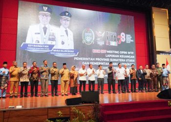 dr Susanti bersama kepala daerah lain yang mendapat apresiasi dari BPK atas prestasi pengelolaan keuangan menuju 10 tahun WTP. ( Nawasenanews.com/Ist)