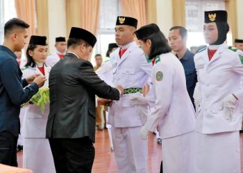 Bupati Simalungun mengukuhkan Paskibra ditandai dengan pelepasan tanda pelatihan, pemasangan kendit dan Pin oleh Bupati.( Nawasenanews.com/ Ist)