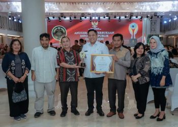 Bupati Dairi memperlihatkan anugerah penghargaan Keterbukaan Informasi Publik dengan predikat informatif yang diserahkan Komisi Informasi Publik Provinsi Sumut. ( Nawasenanews.com/ Ist)