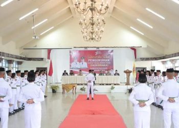 Bupati Dairi mengukuhkan 45 orang untuk menjadi Paskibraka Pemkab Dairi tahun 2023.(Nawasenanews.com/ Ist)