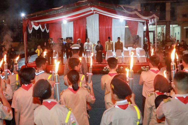 Jelang HUT kemerdekaan RI ke 78, Pemko Pematang Siantar melepas pawai obor. ( nawasenanews.com/Ist)