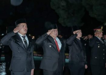 Bupati dan wakil bupati beserta Forkopimda melakukan malam renungan suci di Taman Makam Pahlawan Sidikalang . (Nawasenanews.com/ Ist)