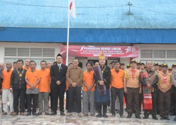 Wakil bupati Dairi Jimmy Lukita Sihombing foto bersama dengan para tahanan yang mendapat remisi umum,usai jadi Inspektur Upacara HUT RI ke 78 di Lapas Sidikalang. (Nawasenanews.com/ Ist)