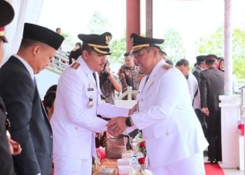 Bupati Dairi menyalami Wakil Bupati Dairi saat upacara HUT Kemerdekaan RI ke 78 di Dairi. ( Nawasenanews com/ Ist)