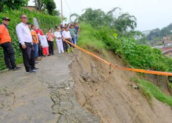 Wali Kota Pematang Siantar meninjau tanah longsor akibat hujan deras yang mengguyur sepanjang hari,Kamis (17/8/2023). ( Nawasenanews.com/ Ist)