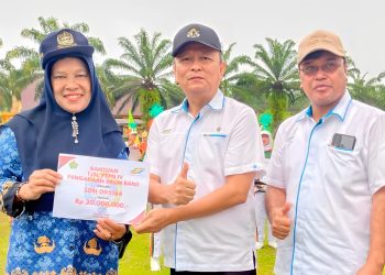 Keterangan foto : PTPN IV Unit Kebun Marjandi saat memberikan bantuan pengadaan Drumb Band kepada SDN 095144 Pondok Lama Dalam rangka memperingati Hari Ulang Tahun (HUT) kemerdekaan Republik Indonesia ke-78.(Nawasenanews.com/Ist)