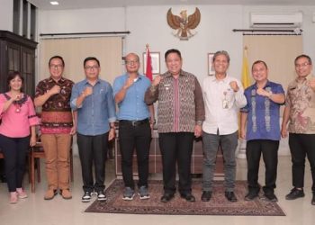 Bupati Dairi foto bersama dengan Kepala Ombudsman Sumut Abyadi Siregar dalam kunjungannya melihat progres RSUD Dairi di Sidikalang.( Nawasenanews/ Ist).