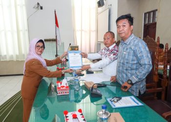 Wali Kota Pematang Siantar menyampaikan pengantar nota KUA dan Rancangan PPAS kepada DPRD yang diterima ketua DPRD Timbul Lingga.(Nawasenanews.com/ Ist)