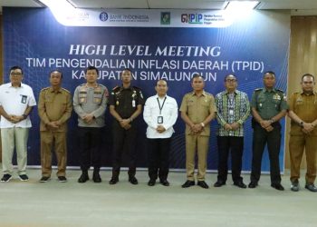 Sekda Kabupaten Simalungun foto bersama Forkopimda usai menghadiri rapat high level meeting di kantor BI Cabang Siantar. ( Nawasenanews.com/ Ist)