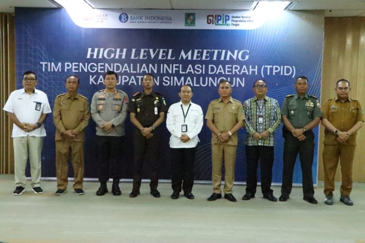 Sekda Kabupaten Simalungun foto bersama Forkopimda usai menghadiri rapat high level meeting di kantor BI Cabang Siantar. ( Nawasenanews.com/ Ist)