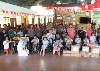 Polres Simalungun salurkan bantuan kepada anak disabilitas fisik ke Pusat Rehabilitasi Harapan Jaya.( Nawasenanews.com/Ist)
