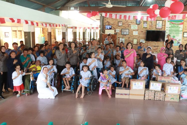 Polres Simalungun salurkan bantuan kepada anak disabilitas fisik ke Pusat Rehabilitasi Harapan Jaya.( Nawasenanews.com/Ist)